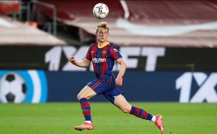 barca player focusing on ball